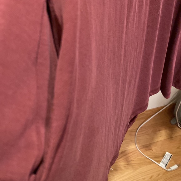 Sheer V neck long sleeve burgundy tunic with side pockets and pleated back - Picture 6 of 7